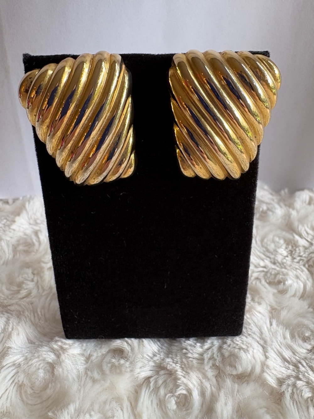 Vintage 1980s Gold Ribbed Ribbon Shield Stud Earrings